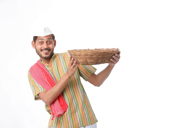 Hombre indio sosteniendo un cuenco de madera en la mano sobre fondo blanco.