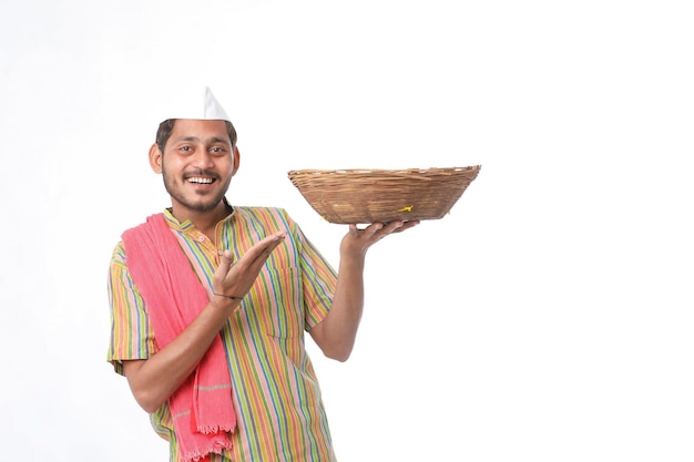 Hombre indio sosteniendo un cuenco de madera en la mano sobre fondo blanco.