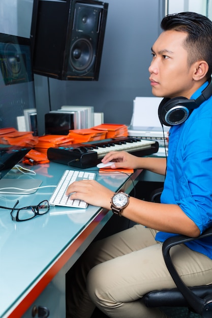 Hombre indonesio en estudio de grabación