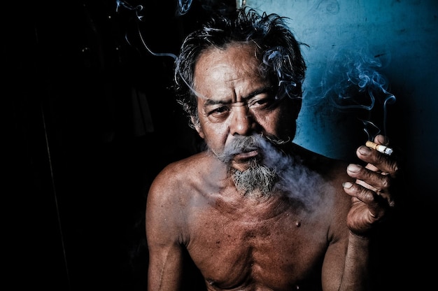 Hombre indonesio fumando un cigarrillo