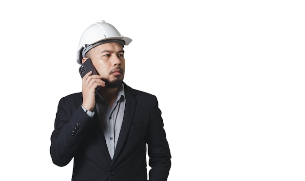 Hombre de ingeniería asiática con casco hablando un teléfono móvil aislado sobre fondo blanco, trazado de recorte.