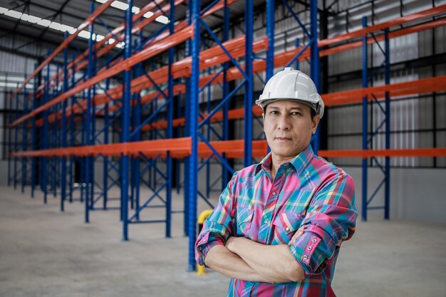 Hombre ingeniero asiático trabajando en la construcción de fábrica