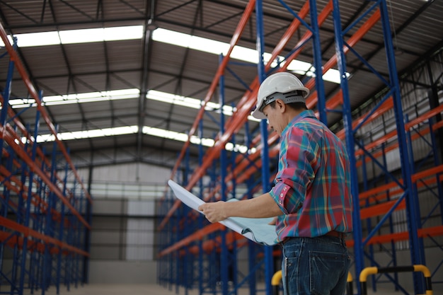 Hombre ingeniero asiático trabajando en la construcción de fábrica