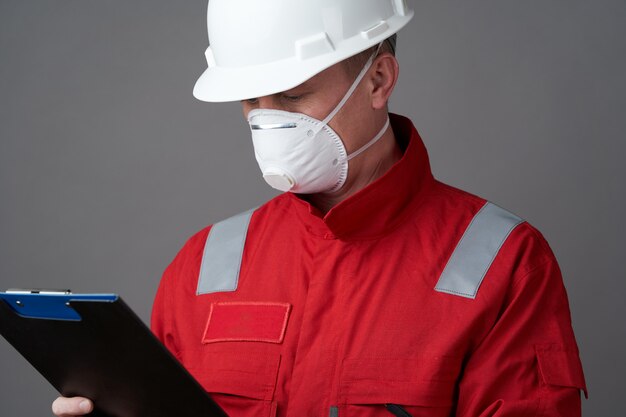 Hombre ingeniero, trabajador de la construcción con mascarilla