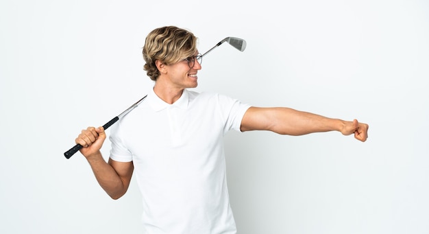 Hombre inglés jugando al golf dando un pulgar hacia arriba gesto