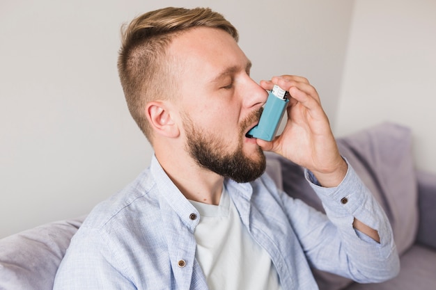 Foto hombre con inhalador