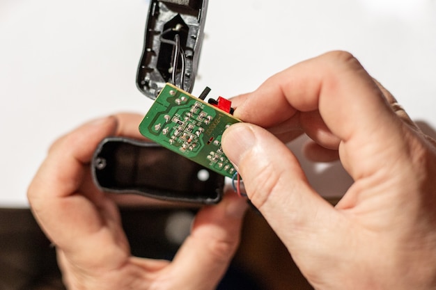 Un hombre inserta una placa electrónica en el dispositivo.