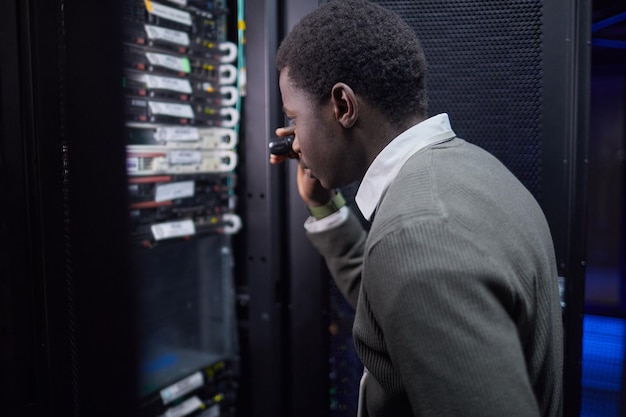 Hombre inspeccionando o administrando el nodo del servidor del centro de datos