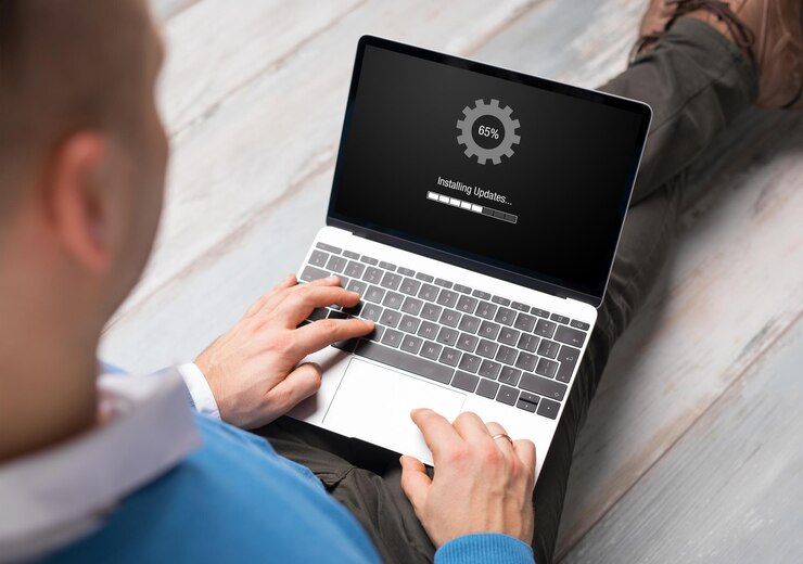 Foto hombre instalando actualizaciones de software en una computadora portátil