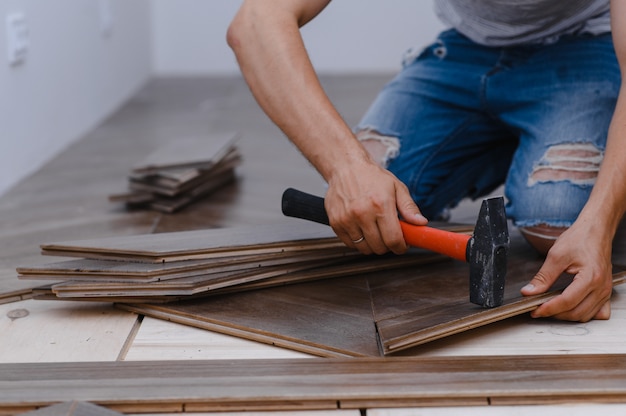 Hombre instalando parquet