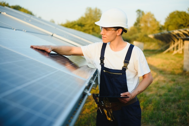 Hombre instalando sistema de paneles solares fotovoltaicos