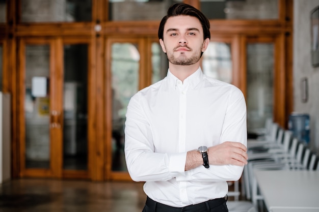 Foto hombre inteligente en camisa blanca en la oficina