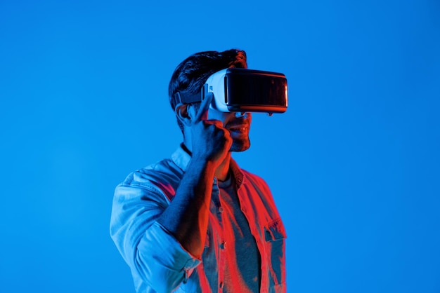 Hombre inteligente usando auriculares de realidad virtual mientras entra en el metaverso Deviation