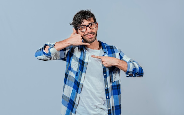 Foto hombre intérprete gesticulando llámame en lenguaje de señas persona gesticulando llámame en lenguaje de señas joven gesticulando llámame en lenguaje de señas gestos manuales de personas con problemas auditivos