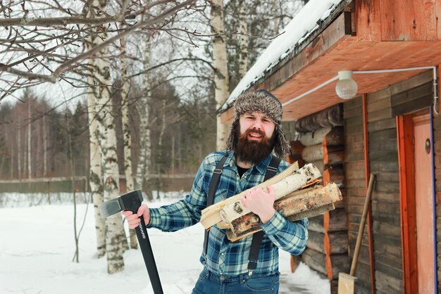 Hombre en invierno con hacha