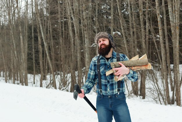 Hombre en invierno con hacha