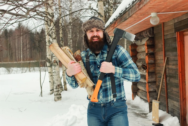 Hombre en invierno con hacha