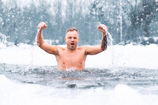 Hombre invierno nadando en agua helada