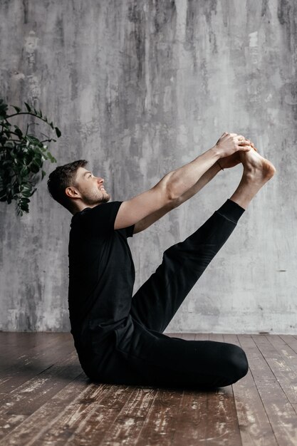Foto un hombre involucrado en el yoga y la meditación realizando asanas