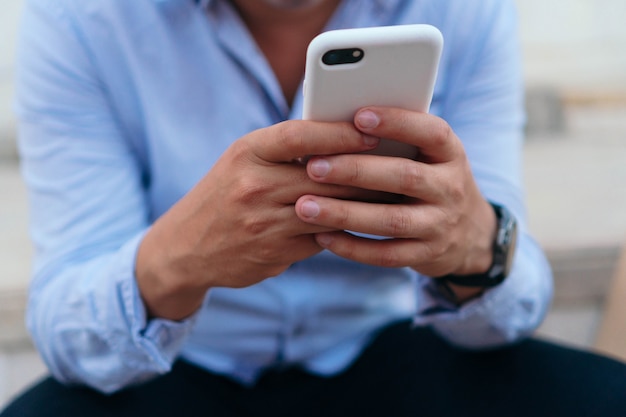 Hombre irreconocible control de teléfono celular