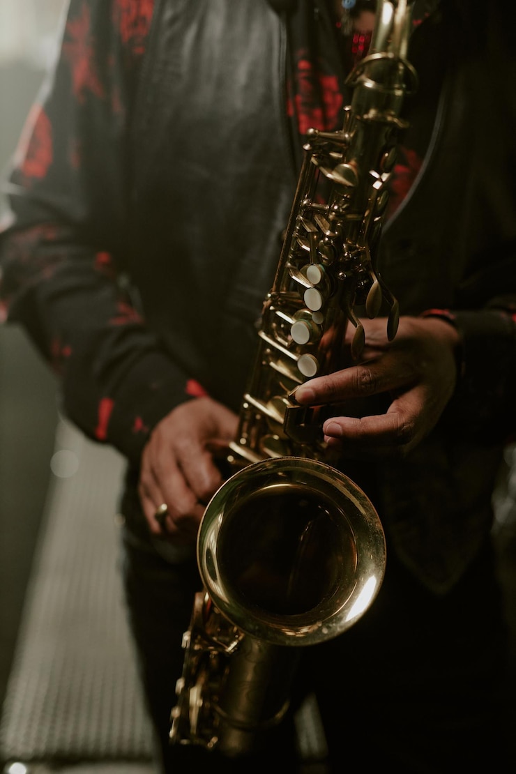 Foto hombre irreconocible tocando el saxofón
