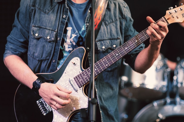 Hombre irreconocible tocando el bajo