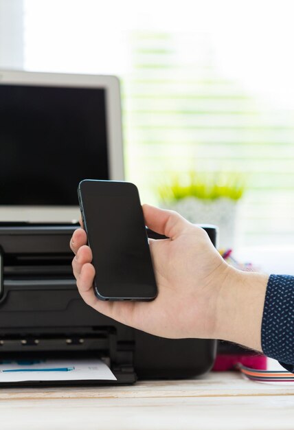 Hombre irreconocible usando teléfono móvil