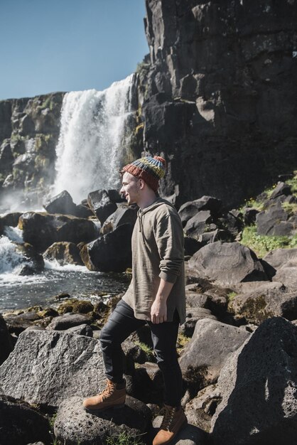 Hombre en Islandia