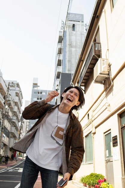 Hombre japonés caminando al aire libre