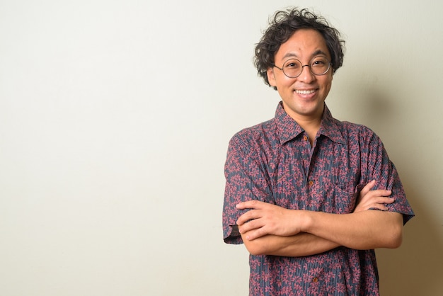 Hombre japonés con pelo rizado en el interior