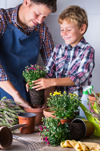 Hombre de jardinería, padre y un niño, niño durante la estancia en casa.