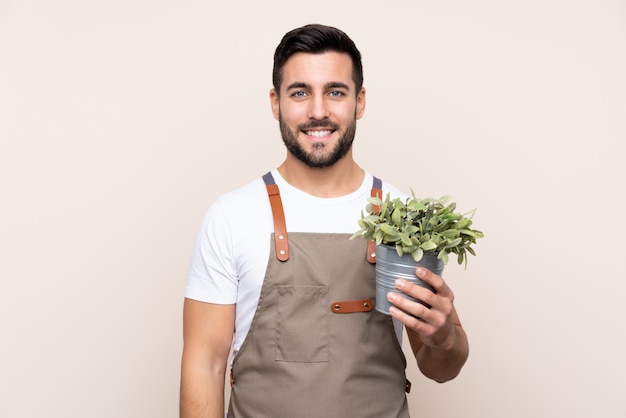 Hombre jardinero sobre pared aislada