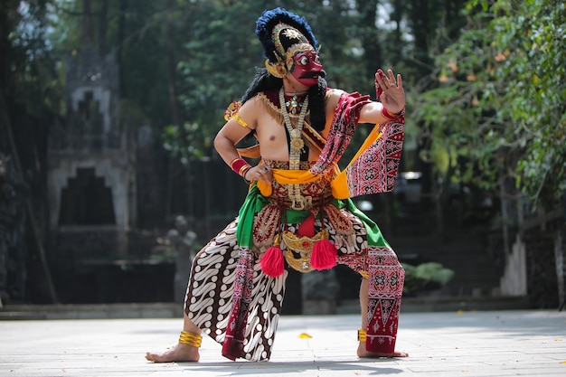 Foto hombre javanés interpretando un fragmento clásico de los cuentos de ramayana