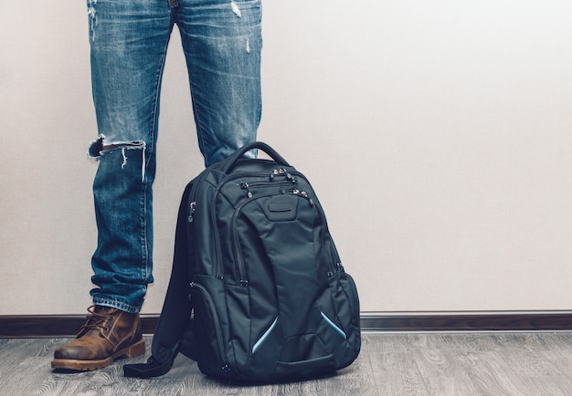 Hombre en jeans con mochila