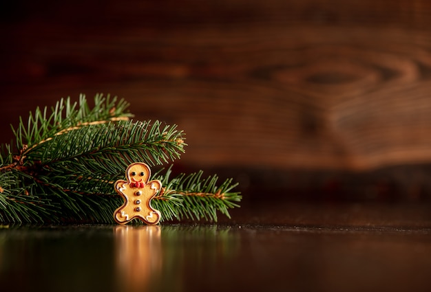 Hombre de jengibre y árbol de Navidad en mesa de madera