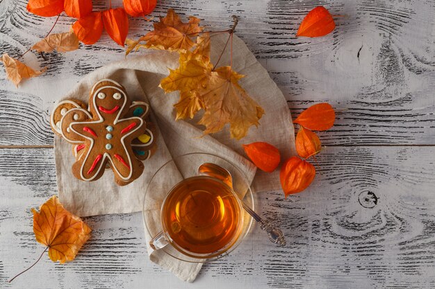 Hombre de jengibre casero de Navidad en la mesa