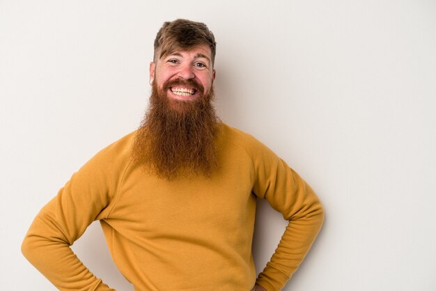 Hombre de jengibre caucásico joven con barba larga aislado sobre fondo blanco feliz, sonriente y alegre.