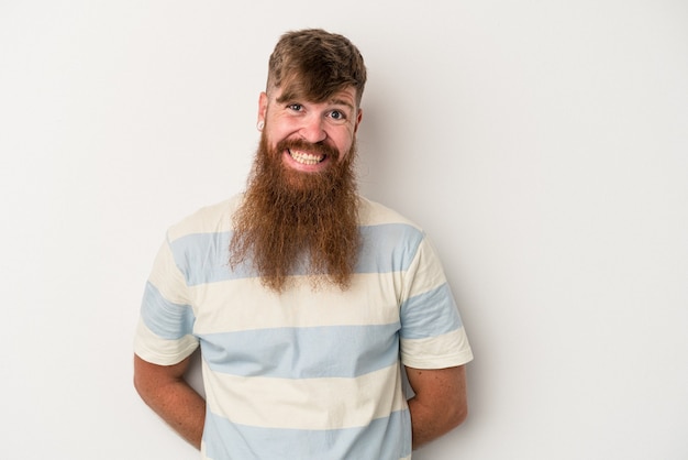 Foto hombre de jengibre caucásico joven con barba larga aislado sobre fondo blanco feliz, sonriente y alegre.