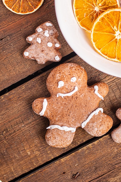 Foto hombre de jengibre galleta de navidad postre dulce año nuevo pasteles caseros galletas fondo de alimentos