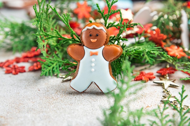 hombre de jengibre galleta de navidad tarta casera postre dulce año nuevo