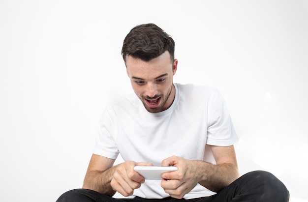 Foto hombre joven aislado sobre fondo