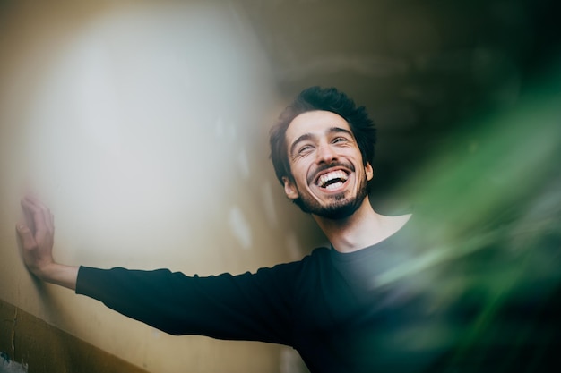 Hombre joven y alegre mirando hacia otro lado