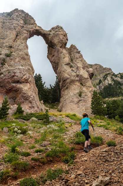 Un hombre joven en el arco de Piedrafita en los Pirineos en la provincia de Biescas Alto Gallego Huesca