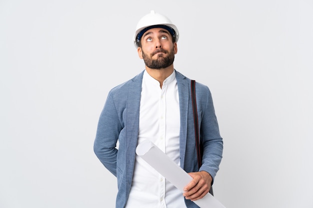 Hombre joven arquitecto con casco