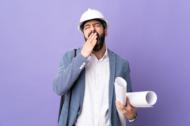 Hombre joven arquitecto con casco