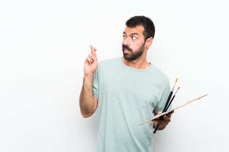 Foto hombre joven artista sosteniendo una paleta