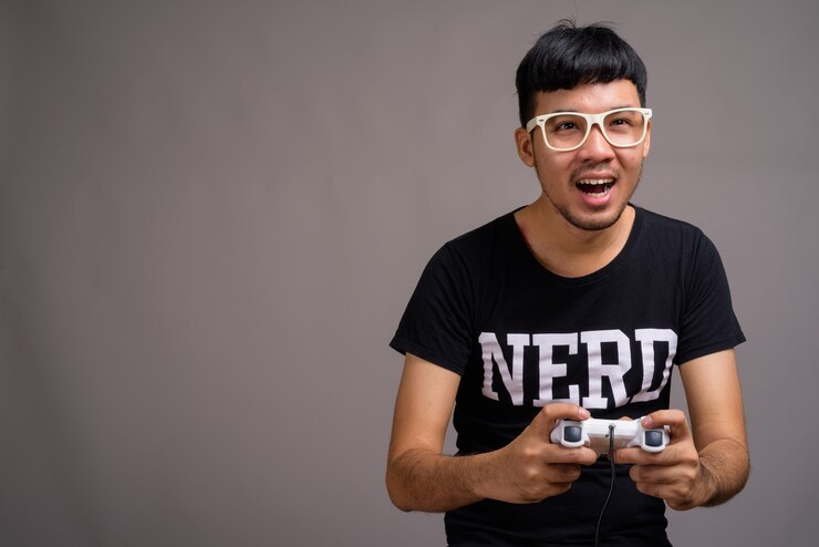 Foto hombre joven asiático nerd con anteojos contra gris