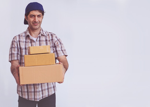 Hombre joven asiático que sostiene el paquete de la caja, hombre de entrega