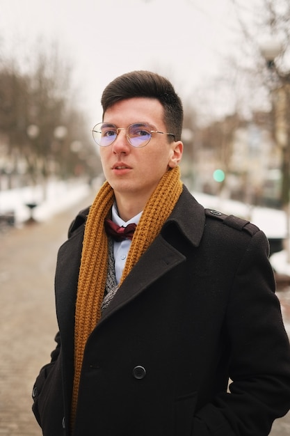 Hombre joven con aspecto urbano en la ciudad de Nueva York.