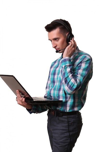 Foto hombre joven con auriculares con laptop